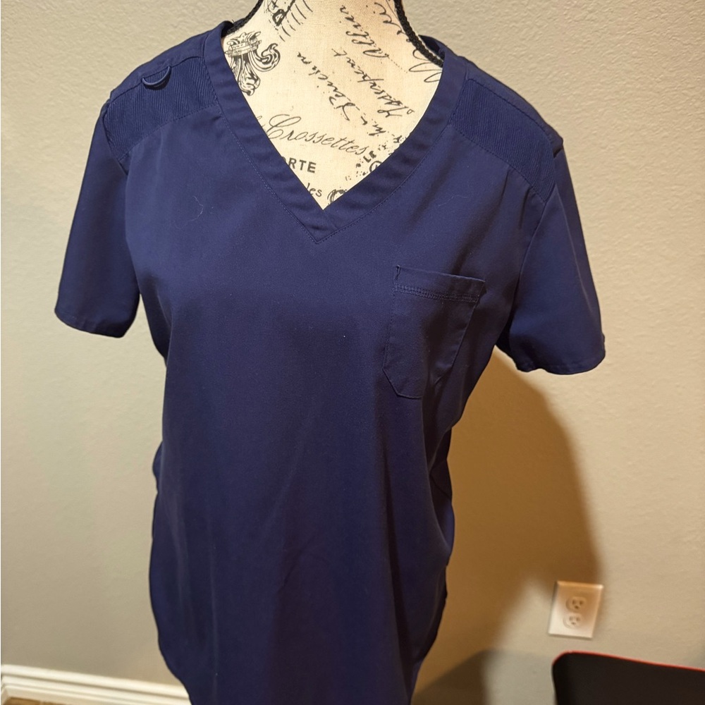 MEDCOUTURE Set Touch Navy Scrubs Medium 
One pocket top with regular joggers
